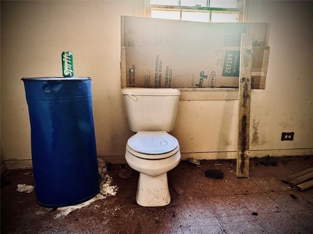 2250 W Kaufman Street, Paris, TX 75460