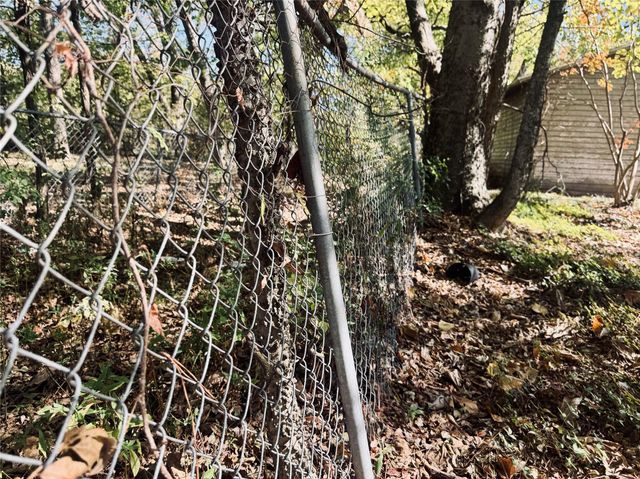 2250 W Kaufman Street, Paris, TX 75460