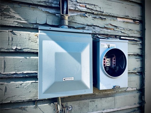 2250 W Kaufman Street, Paris, TX 75460