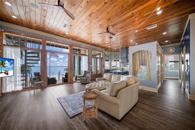 522 BAYVIEW DRIVE, Bradenton Beach, FL 34217
