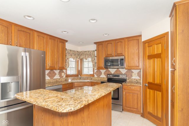 4053 S Village Row, New Palestine, IN 46163