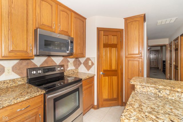 4053 S Village Row, New Palestine, IN 46163