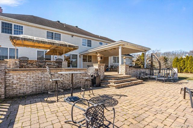 22 Turnberry Court, Dix Hills, NY 11746