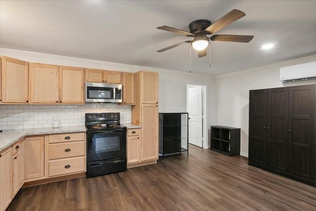 1300 S Kansas Avenue, Anahuac, TX 77514