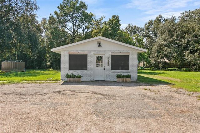 1300 S Kansas Avenue, Anahuac, TX 77514