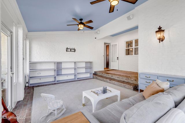 1118 E Beach Boulevard, Gulfport, MS 39501