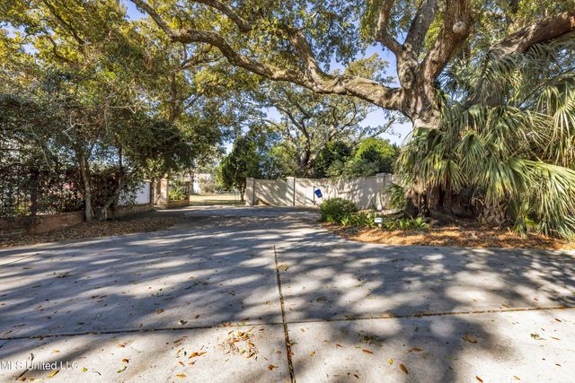 1118 E Beach Boulevard, Gulfport, MS 39501