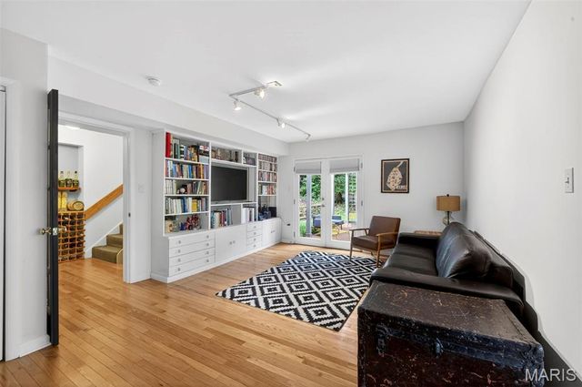 11333 Cragwold Road, St Louis, MO 63122