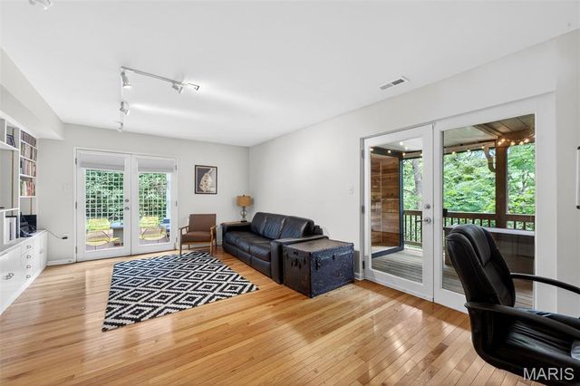 11333 Cragwold Road, St Louis, MO 63122
