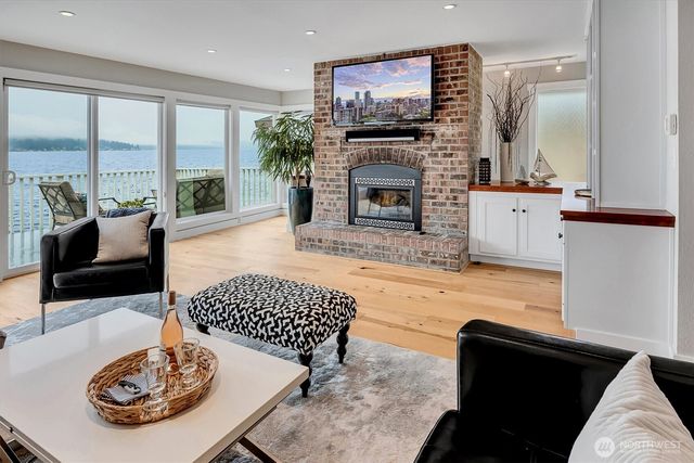 11262 Riviera Place NE, Seattle, WA 98125