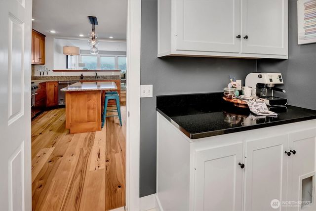 11262 Riviera Place NE, Seattle, WA 98125