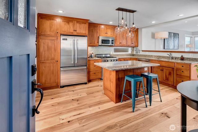 11262 Riviera Place NE, Seattle, WA 98125