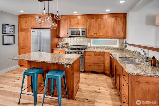 11262 Riviera Place NE, Seattle, WA 98125