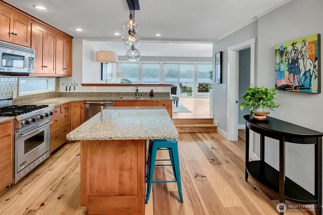 11262 Riviera Place NE, Seattle, WA 98125