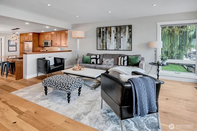 11262 Riviera Place NE, Seattle, WA 98125