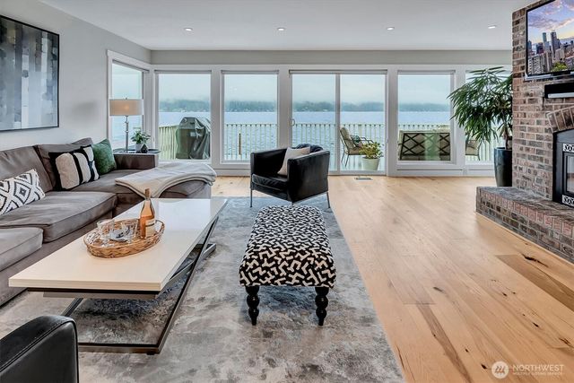 11262 Riviera Place NE, Seattle, WA 98125