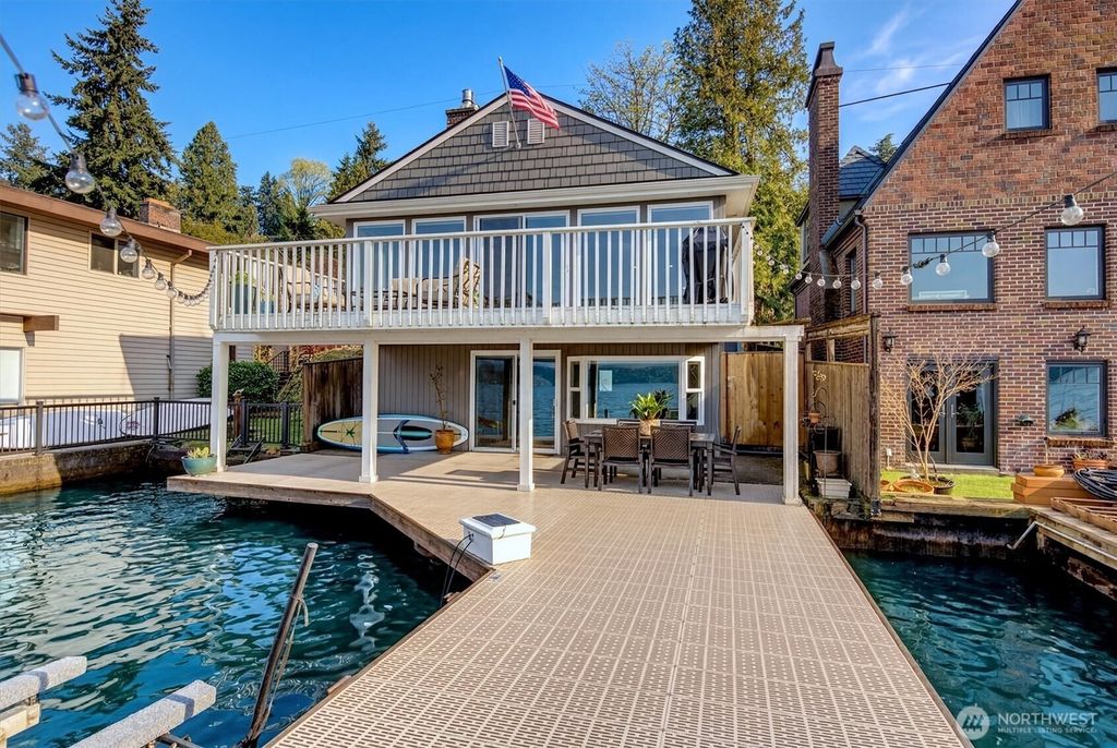 11262 Riviera Place NE, Seattle, WA 98125