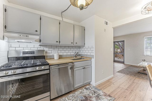 221 S Paseo Tierra, Green Valley, AZ 85614