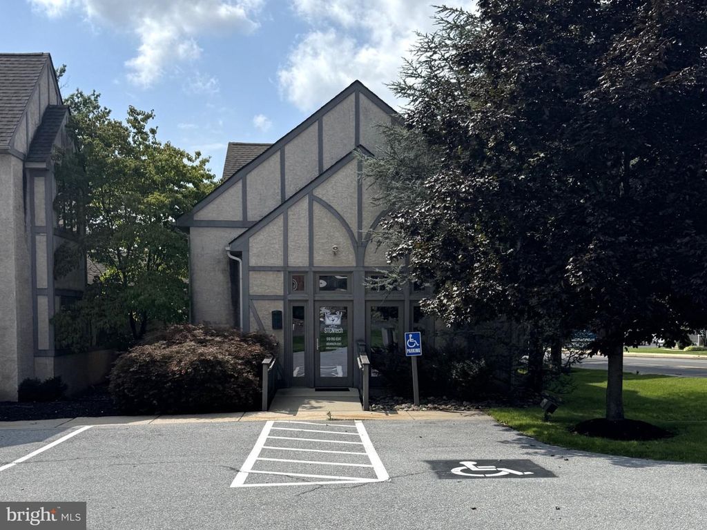2108 E HIGH ST, POTTSTOWN, PA 19464 — photo 2