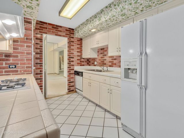 1903 Cheshire Lane, Wheaton, IL 60189