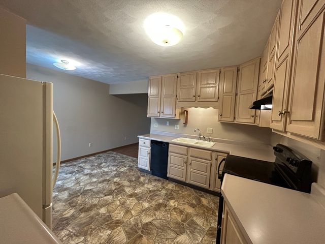 1233 47th Ave Court 16, East Moline, IL 61244