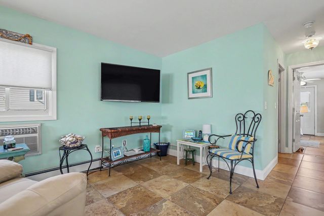 10 Liberty St, Salisbury, MA 01952