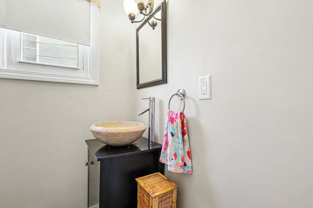 10 Liberty St, Salisbury, MA 01952