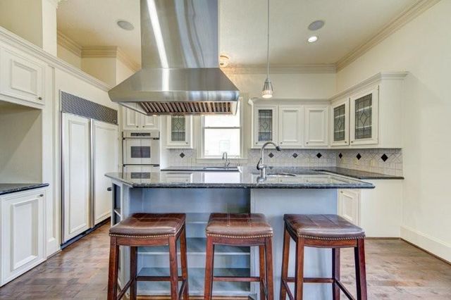 122 Vieux Carre Drive, Houston, TX 77009