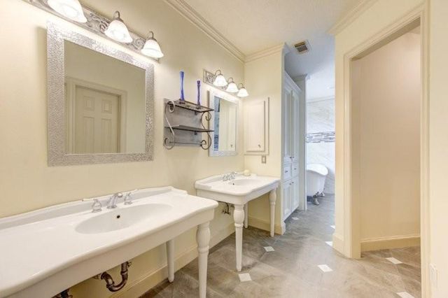 122 Vieux Carre Drive, Houston, TX 77009