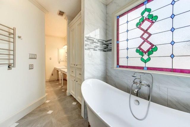 122 Vieux Carre Drive, Houston, TX 77009