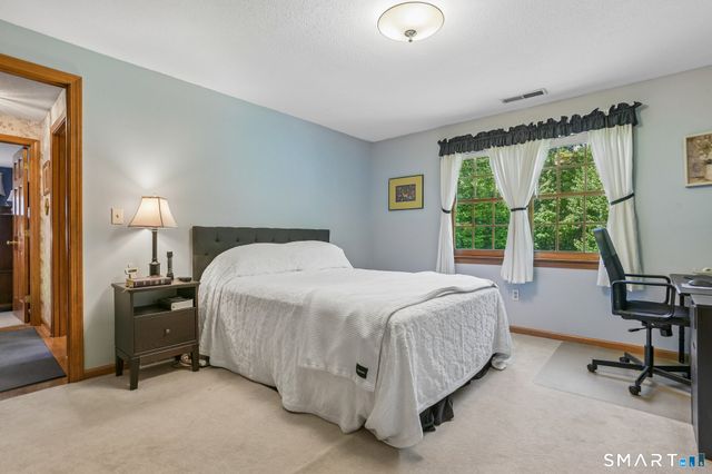 50 River View Court, Cheshire, CT 06410