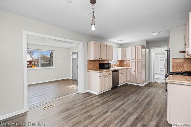 22912 Glenmoor Heights, Farmington Hills, MI 48336