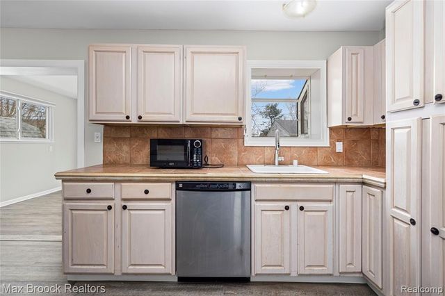 22912 Glenmoor Heights, Farmington Hills, MI 48336