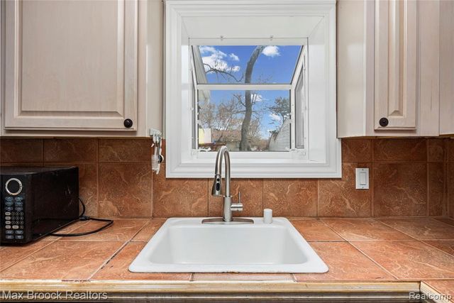 22912 Glenmoor Heights, Farmington Hills, MI 48336