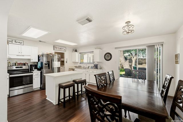 926 Saxonhill Dr, San Antonio, TX 78253