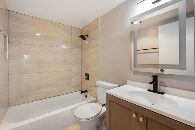 1198 Royal Glen Drive 101-E, Glen Ellyn, IL 60137