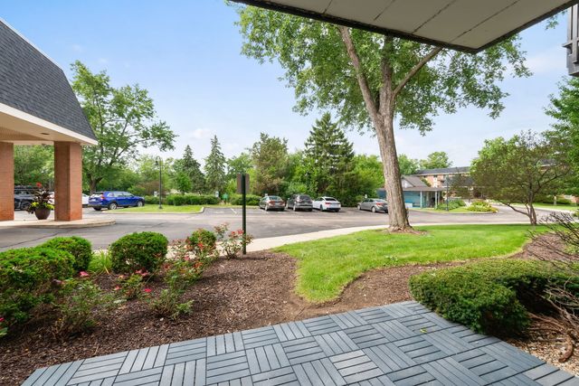 1198 Royal Glen Drive 101-E, Glen Ellyn, IL 60137