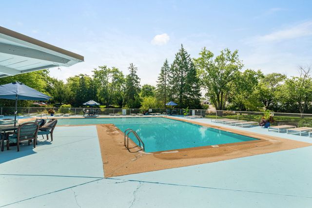 1198 Royal Glen Drive 101-E, Glen Ellyn, IL 60137