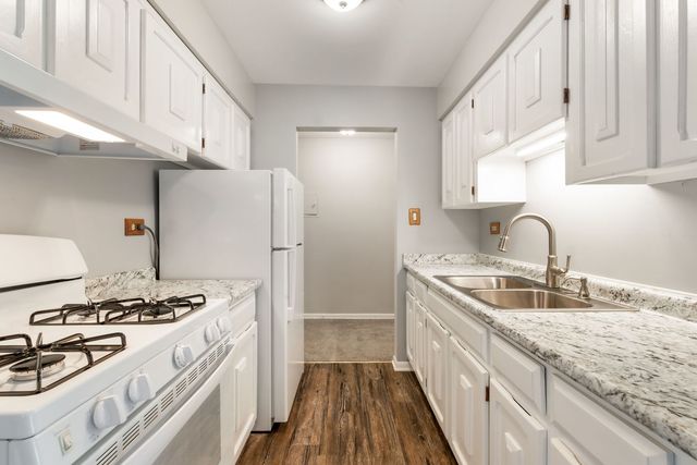 1198 Royal Glen Drive 101-E, Glen Ellyn, IL 60137