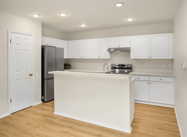 523 Redmond Place NE, Renton, WA 98056