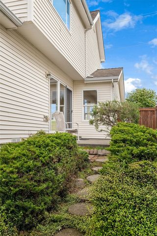 523 Redmond Place NE, Renton, WA 98056