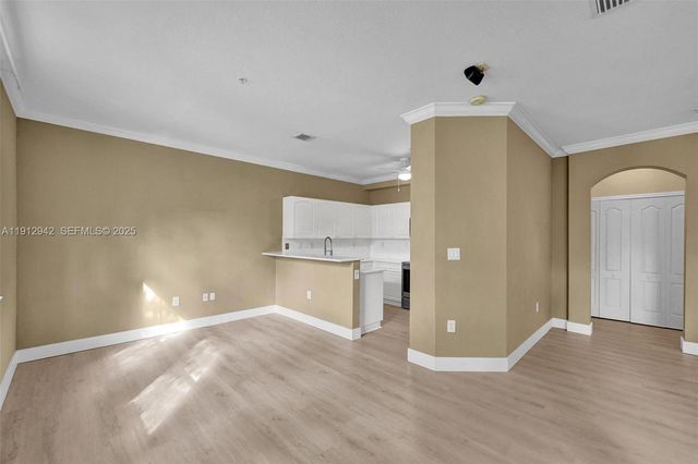 100 Jacaranda Country Club Dr 203, Plantation, FL 33324