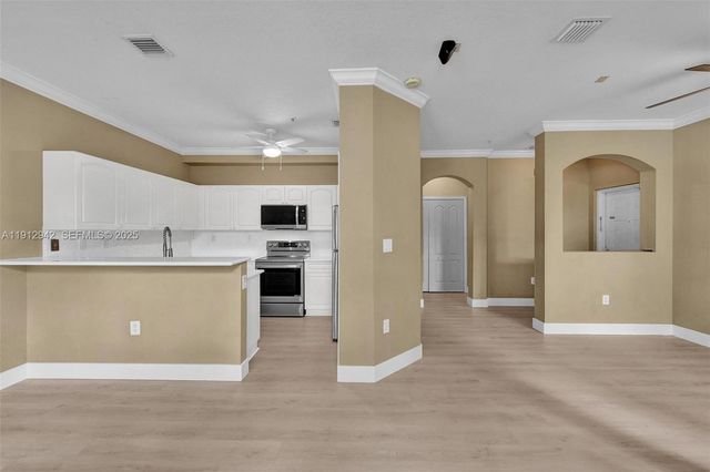 100 Jacaranda Country Club Dr 203, Plantation, FL 33324