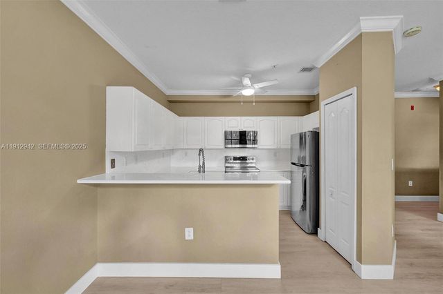 100 Jacaranda Country Club Dr 203, Plantation, FL 33324