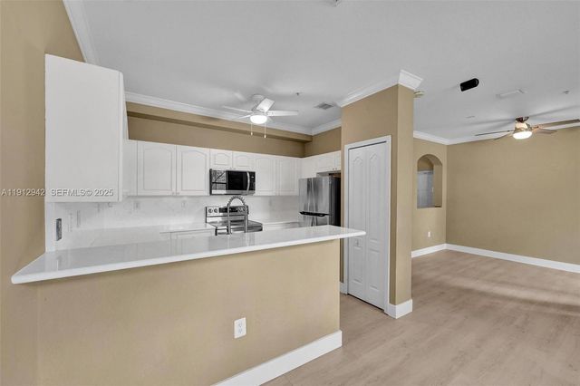 100 Jacaranda Country Club Dr 203, Plantation, FL 33324