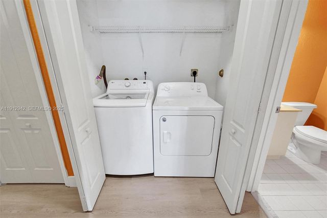 100 Jacaranda Country Club Dr 203, Plantation, FL 33324