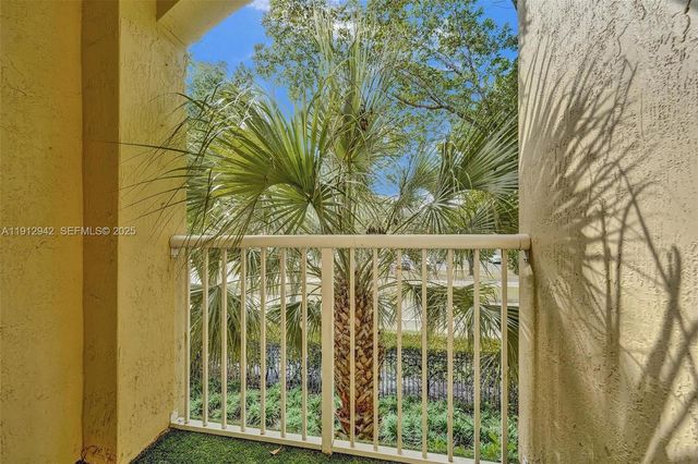 100 Jacaranda Country Club Dr 203, Plantation, FL 33324