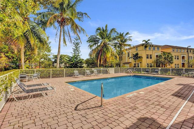 100 Jacaranda Country Club Dr 203, Plantation, FL 33324