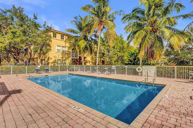 100 Jacaranda Country Club Dr 203, Plantation, FL 33324