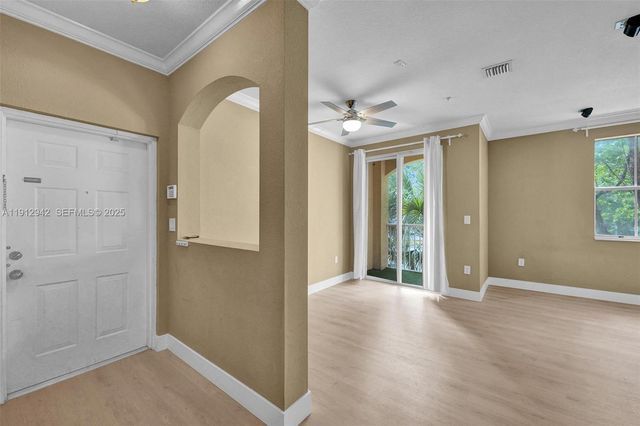 100 Jacaranda Country Club Dr 203, Plantation, FL 33324